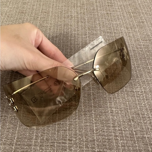 NWT Miu Miu Runway Sunglasses in Rose Gold - Picture 6 of 6